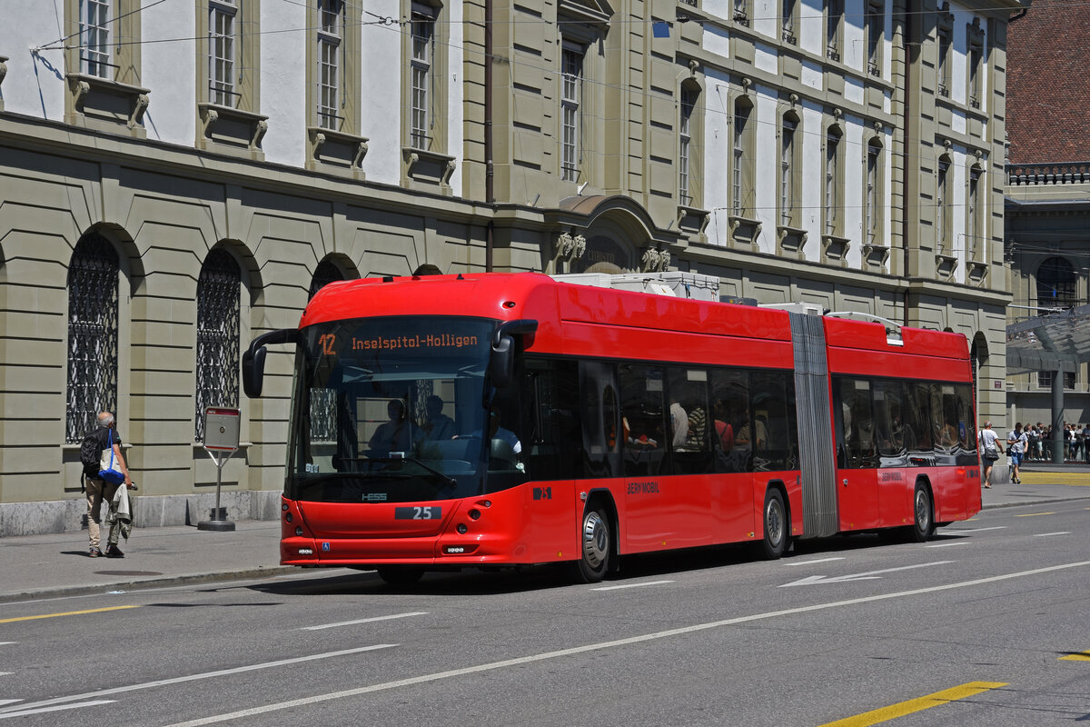 Hess Trolleybus 25, auf der Linie 12, überquert den Bubenbergplatz. Die Aufnahme stammt vom 08.07.2022.