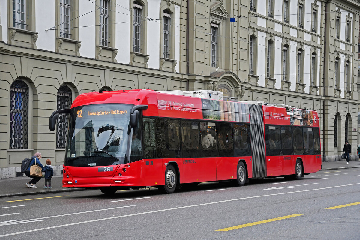 Hess Trolleybus 26, auf der Linie 12, überquert am 17.04.2023 den Bubenbergplatz.