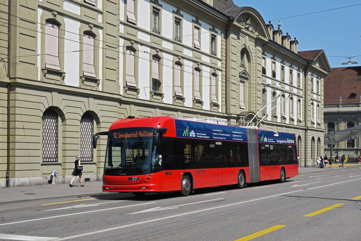 Hess Trolleybus 27, auf der Linie 12, fährt über den Bubenbergplatz. Die Aufnahme stammt vom 21.08.2021.