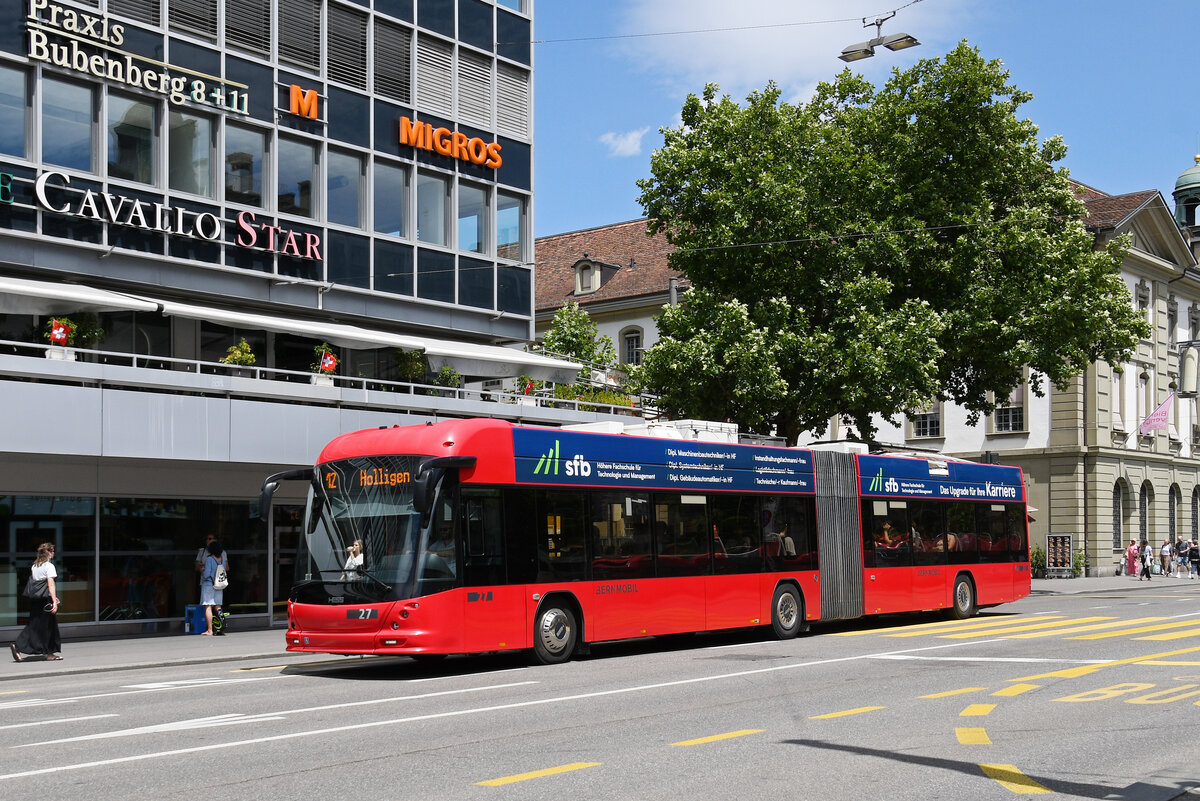 Hess Trolleybus 27, auf der Linie 12, �berquert am 15.06.2026 den Bubenbergplatz Richtung Haltestelle Schanzenstrasse. Aufnahme Bern.