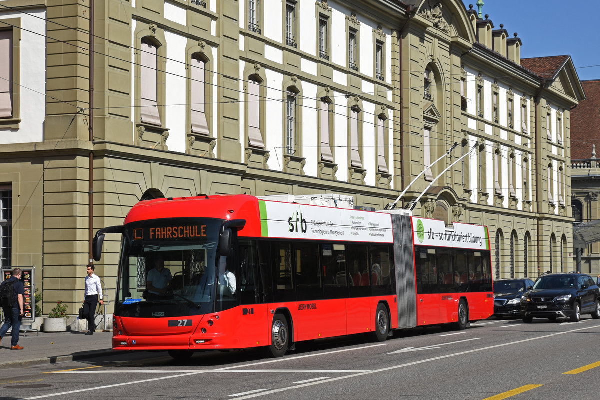 Hess Trolleybus 27 überquert mit der Fahrschule den Bubenbergplatz. Die Aufnahme stammt vom 16.09.2019.