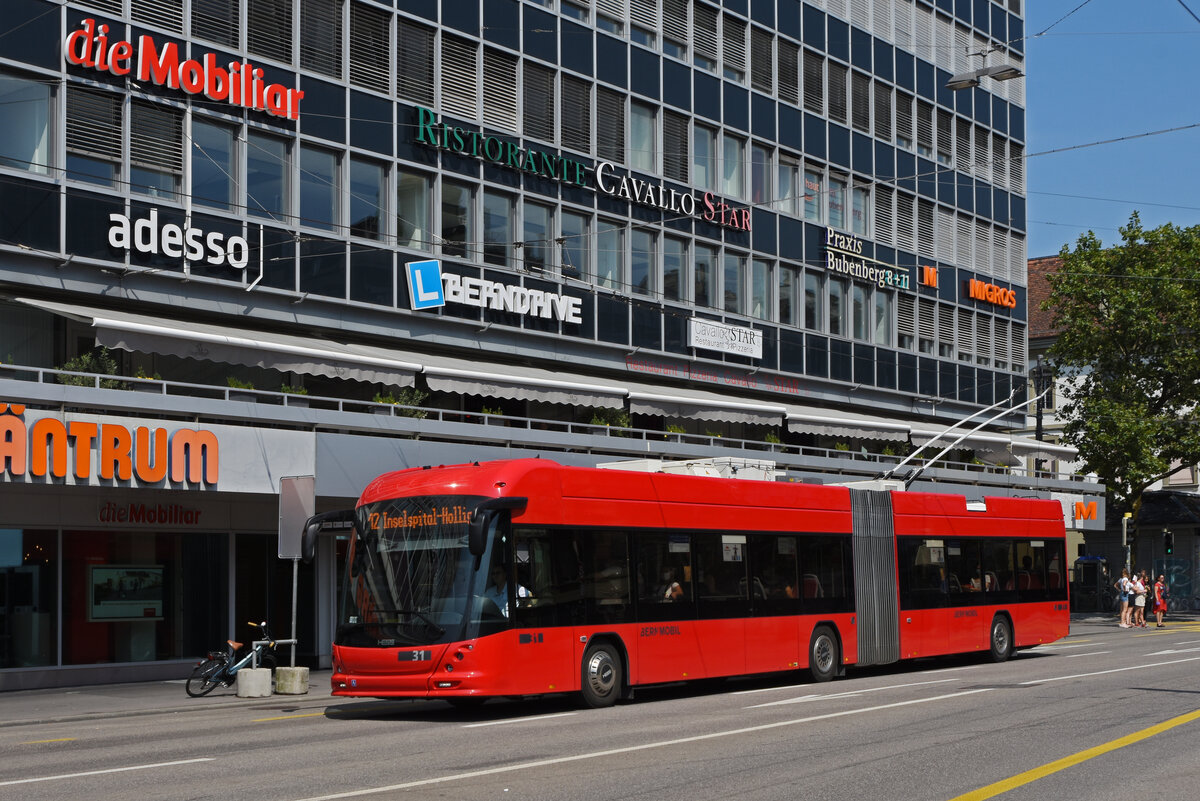 Hess Trolleybus 31, auf der Linie 12, fährt über den Bubenbergplatz. Die Aufnahme stammt vom 21.08.2021.