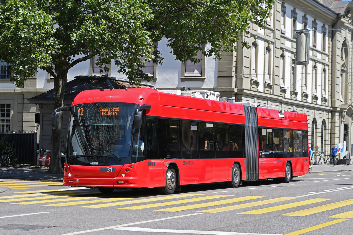 Hess Trolleybus 31, auf der Linie 12 überquert am 20.07.2023 den Bubenbergplatz.