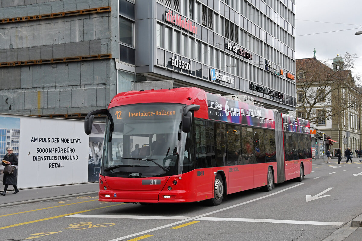 Hess Trolleybus 31, auf der Linie 12, überquert am 17.04.203 den Bubenbergplatz.