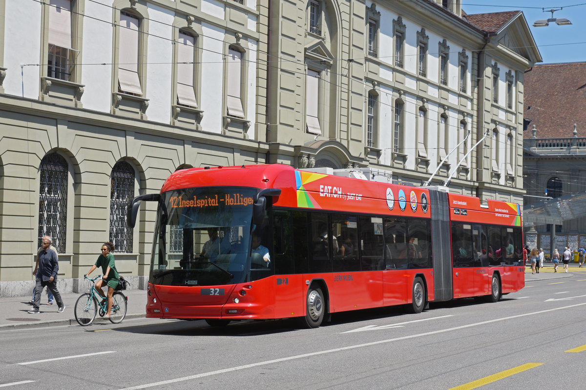 Hess Trolleybus 32, auf der Linie 12, überquert den Bubenbergplatz. Die Aufnahme stammt vom 24.06.2020.