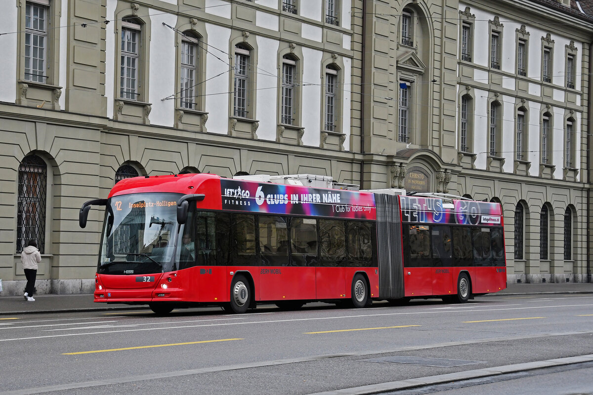 Hess Trolleybus 32, auf der Linie 12, überquert am 17.04.2023 den Bubenbergplatz.
