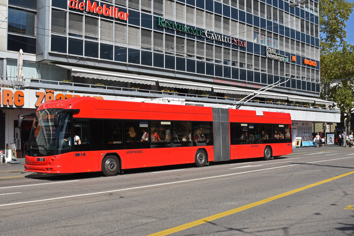 Hess Trolleybus 33, auf der Linie 12, überquert den Bubenbergplatz. Die Aufnahme stammt vom 16.09.2019.
