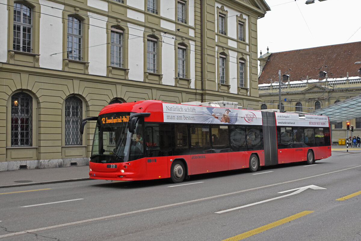 Hess Trolleybus 33, auf der Linie 12, überquert den Bubenbergplatz. Die Aufnahme stammt vom 30.11.2021.