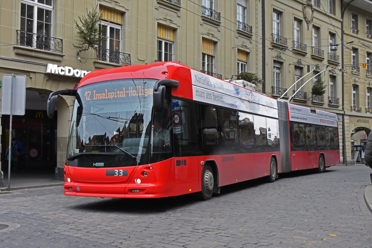 Hess Trolleybus 33, auf der Linie 12 fährt Richtung Zytglogge. Die Aufnahme stammt vom 30.11.2021.