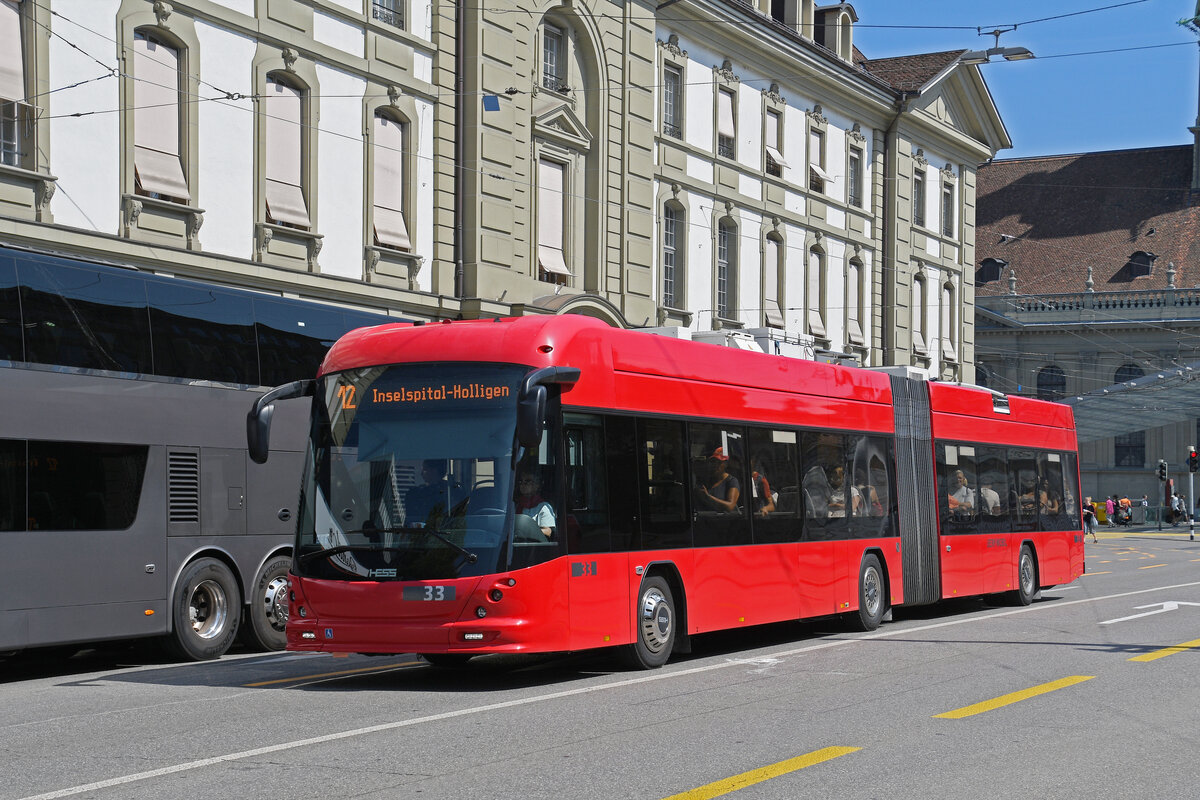 Hess Trolleybus 33, auf der Linie 12, überquert am 18.08.2025 den Bubenbergplatz. Aufnahme Bern.