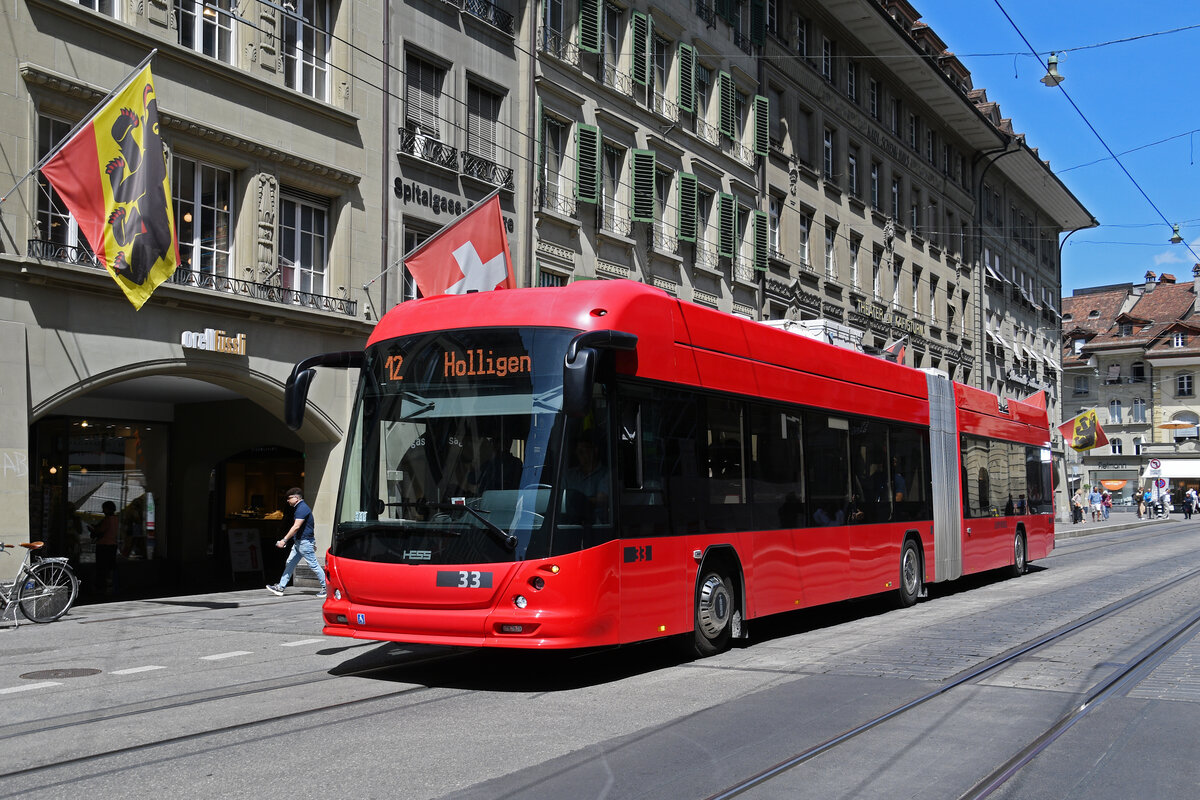 Hess Trolleybus 33, auf der Linie 12, verl�sst am 15.06.2026 die Haltestelle B�renplatz. Aufnahme Bern.