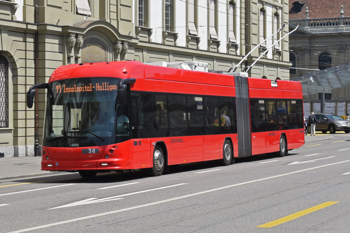 Hess Trolleybus 34, auf der Linie 11, fährt über den Bubenbergplatz. Die Aufnahme stammt vom 25.06.2019.