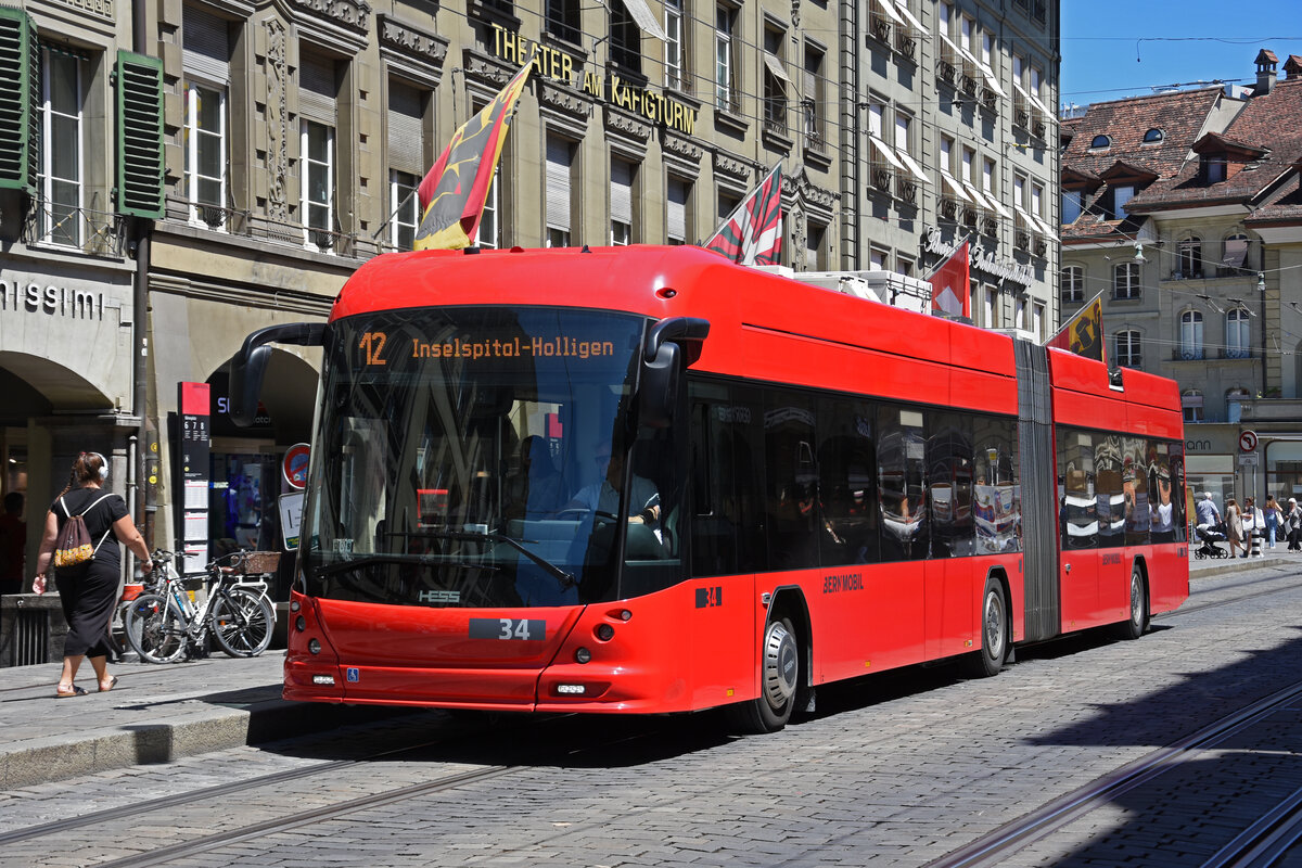 Hess Trolleybus 34, auf der Linie 12, bedient die Haltestelle Bärenplatz. Die Aufnahme stammt vom 08.07.2022.
