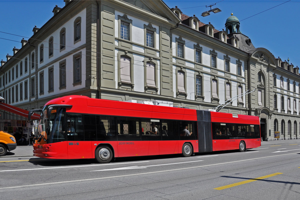 Hess Trolleybus 35, auf der Linie 12, fährt beim Bubenbergplatz vorbei. Die Aufnahme stammt vom 09.07.2018.