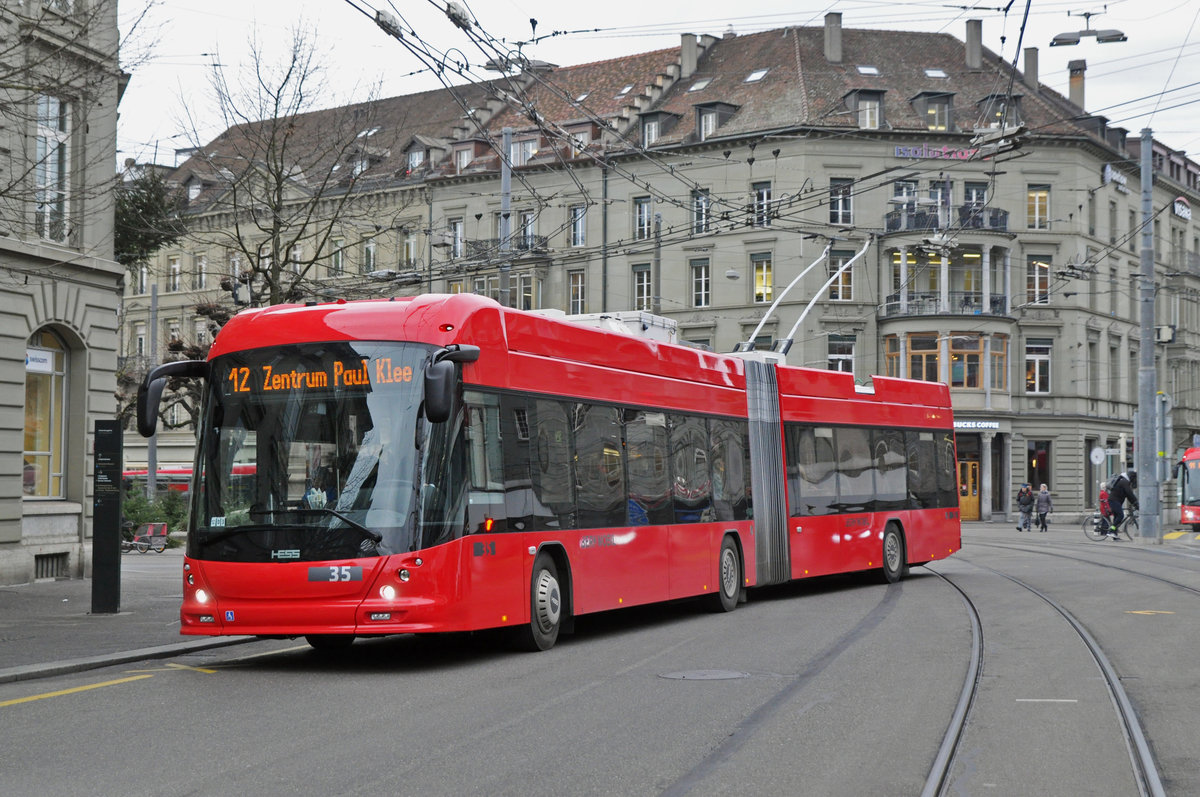 Hess Trolleybus 35, auf der Linie 12, fährt zur Haltestelle beim Bahnhof Bern. Die Aufnahme stammt vom 19.12.2018.