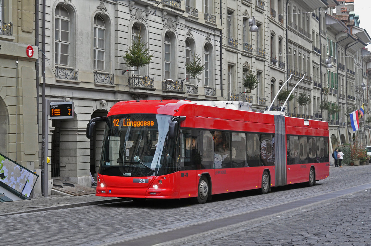 Hess Trolleybus 35, auf der Linie 12, bedient die Haltestelle Zytglogge. Die Aufnahme stammt vom 19.12.2018.