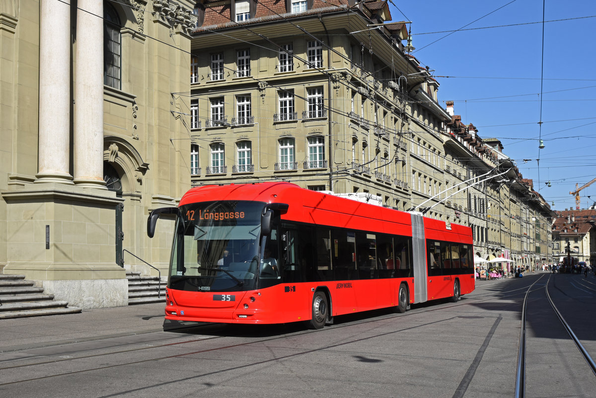 Hess Trolleybus 35, auf der Linie 12, fährt zur Haltestelle beim Bahnhof Bern. Die Aufnahme stammt vom 16.09.2019.