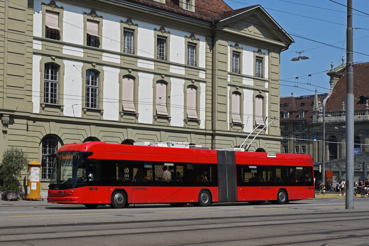 Hess Trolleybus 35, auf der Linie 12, fährt über den Bubenbergplatz. Die Aufnahme stammt vom 21.08.2021.