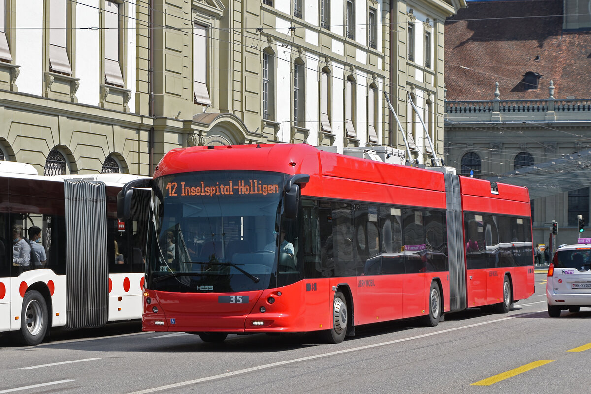 Hess Trolleybus 35, auf der Linie 12, überquert den Bubenbergplatz. Die Aufnahme stammt vom 21.08.2021.