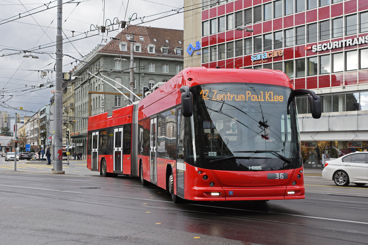 Hess Trolleybus 36, auf der Linie 12, fährt zur Haltestelle beim Bahnhof Bern. Die Aufnahme stammt vom 21.12.2019.