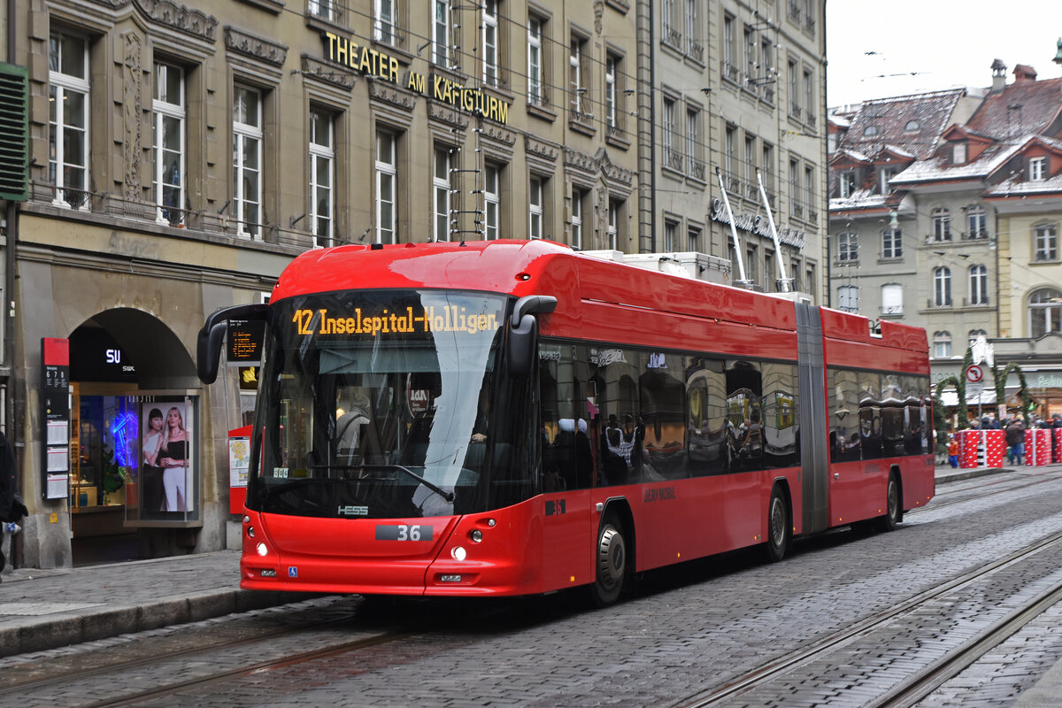 Hess Trolleybus 36, auf der Linie 12, bedient die Haltestelle Bärenplatz. Die Aufnahme stammt vom 06.12.2021.