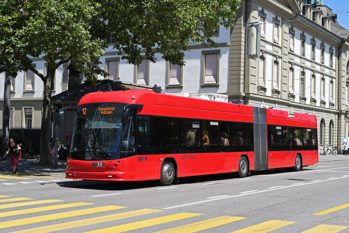 Hess Trolleybus 36, auf der Linie 12, fährt am 20.07.2023 über den Bubenbergplatz.