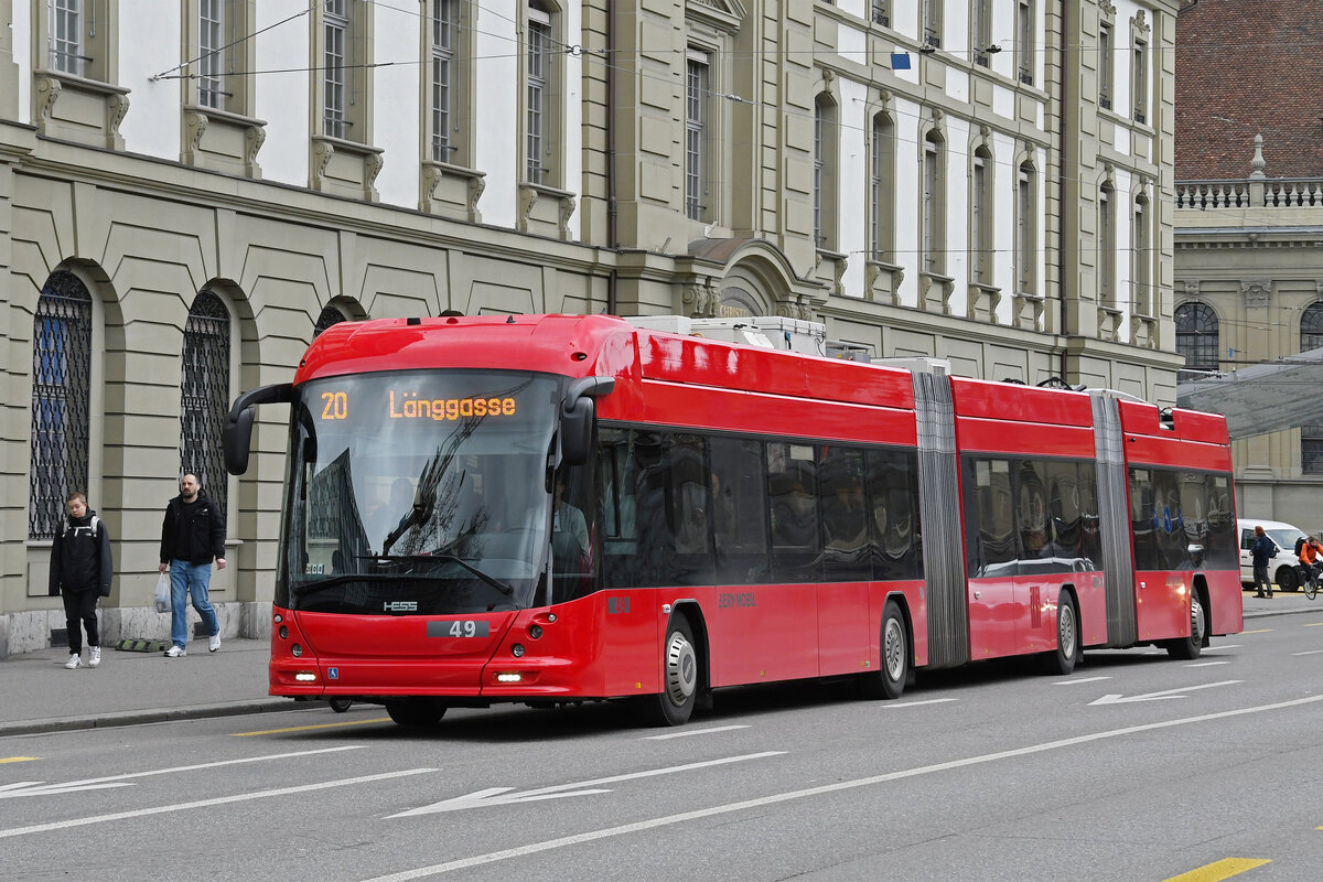 Hess Trolleybus 49, auf der Linie 20, überquert am 17.04.203 den Bubenbergplatz.