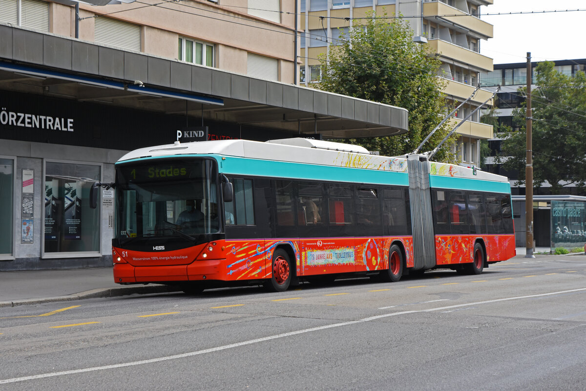 Hess Trolleybus 51, auf der Linie 1, fährt zur Haltestelle beim Bahnhof Biel. Die Aufnahme stammt vom 25.09.2021.