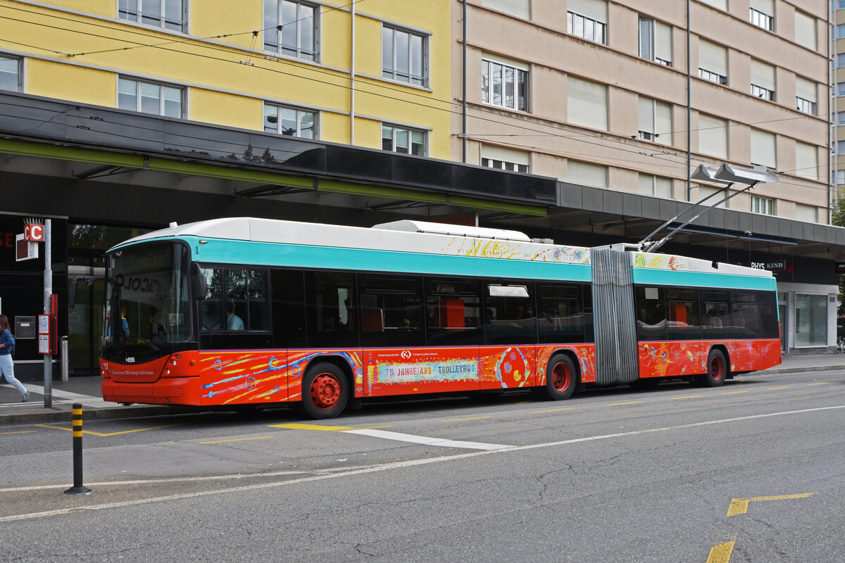 Hess Trolleybus 51, auf der Linie 1, bedient die Haltestelle beim Bahnhof Biel. Die Aufnahme stammt vom 25.09.2021.