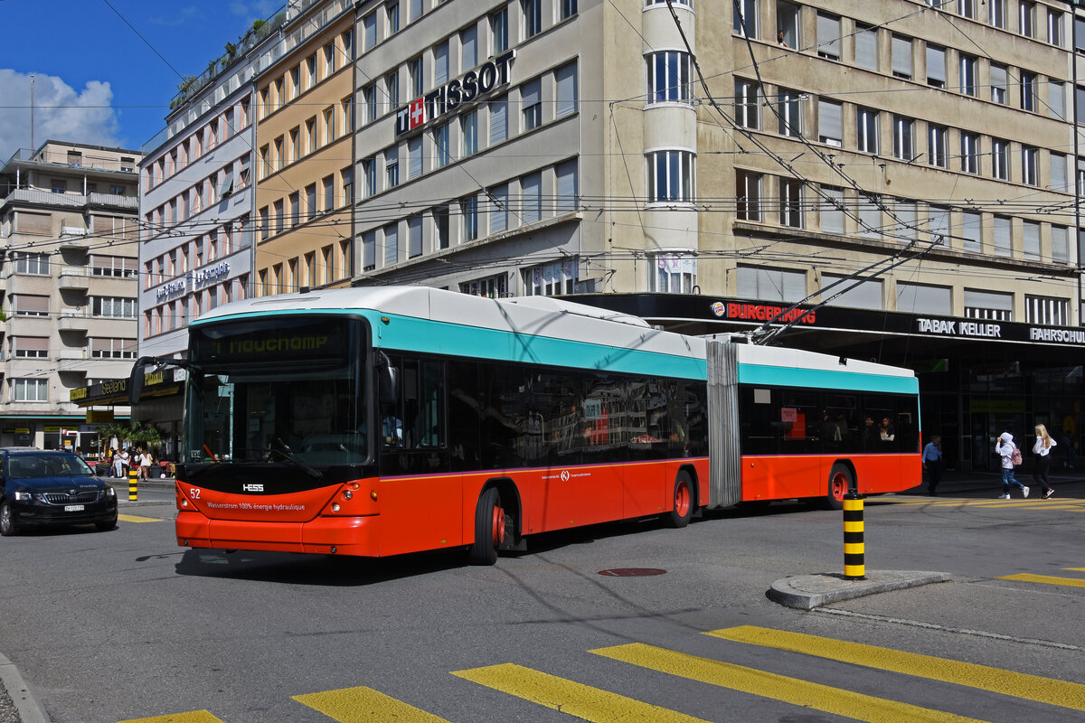 Hess Trolleybus 52, auf der Linie 1, fährt zur Haltestelle beim Bahnhof Biel. Die Aufnahme stammt vom 09.09.2022.