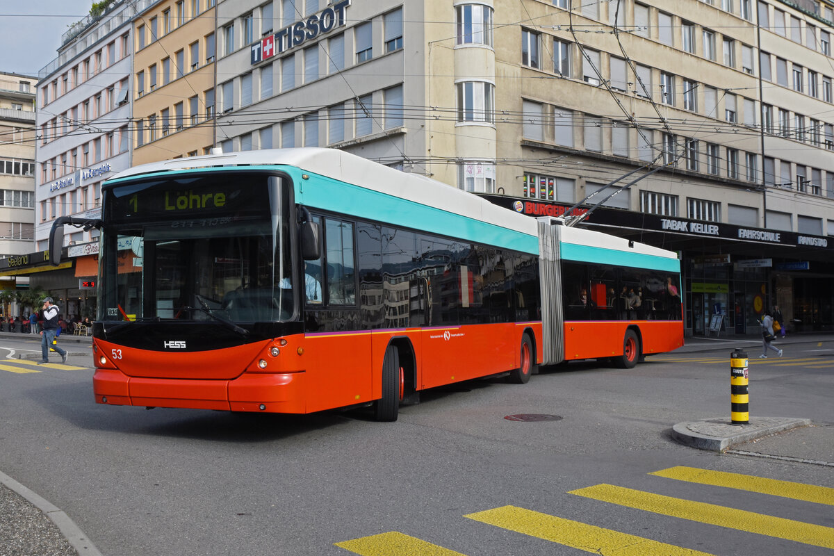 Hess Trolleybus 53, auf der Linie 1, fährt zur Haltestelle beim Bahnhof Biel. Die Aufnahme stammt vom 25.09.2021.