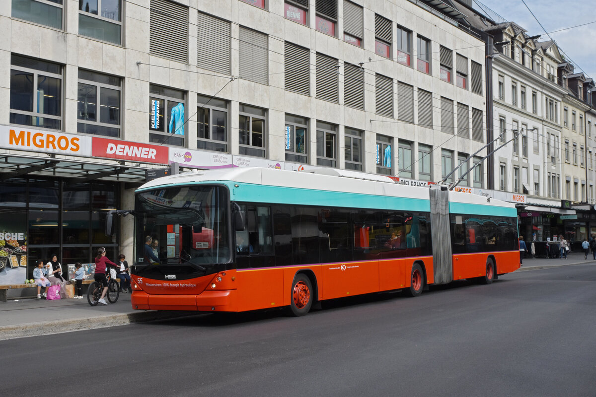 Hess Trolleybus 55, auf der Linie 1, bedient die Haltestelle beim Guisan Platz. Die Aufnahme stammt vom 25.09.2021.