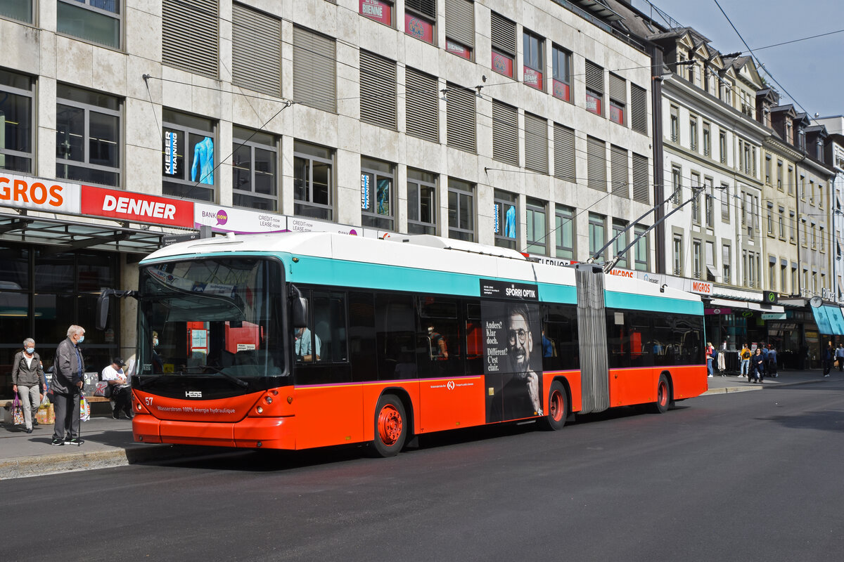 Hess Trolleybus 57, auf der Linie 1, bedient die Haltestelle beim Guisan Platz. Die Aufnahme stammt vom 25.09.2021.