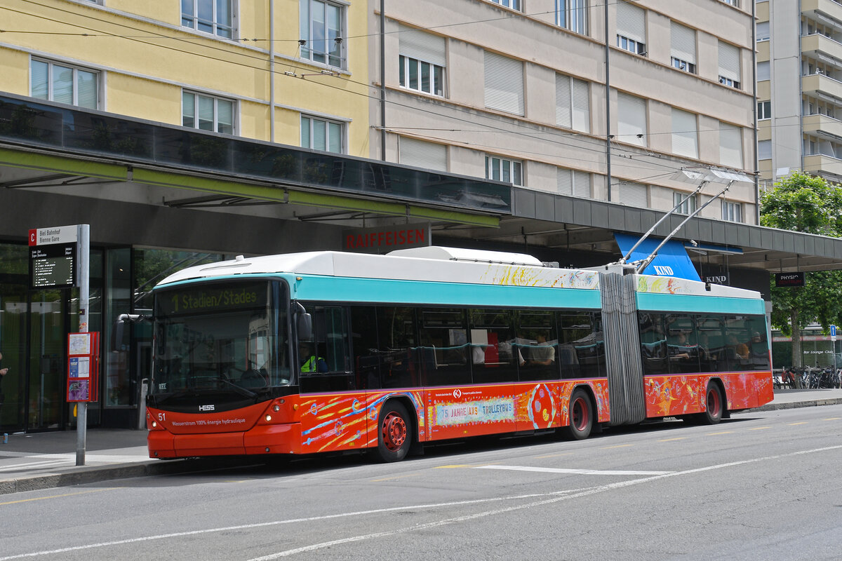 Hess Trolleybus 57, auf der Linie 1, bedient am 08.06.2026 die Haltestelle beim Bahnhof Biel.