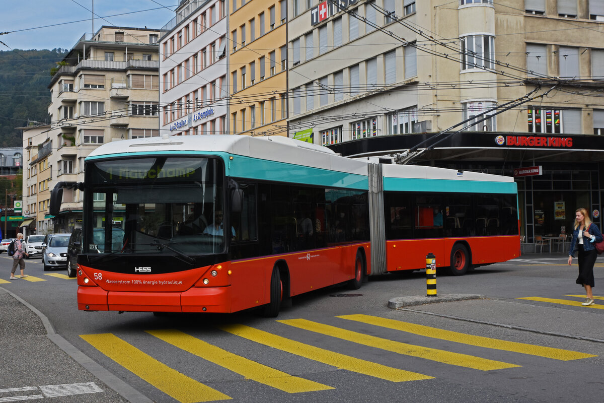 Hess Trolleybus 58, auf der Linie 1, fährt zur Haltestelle beim Bahnhof Biel. Die Aufnahme stammt vom 25.09.2021.