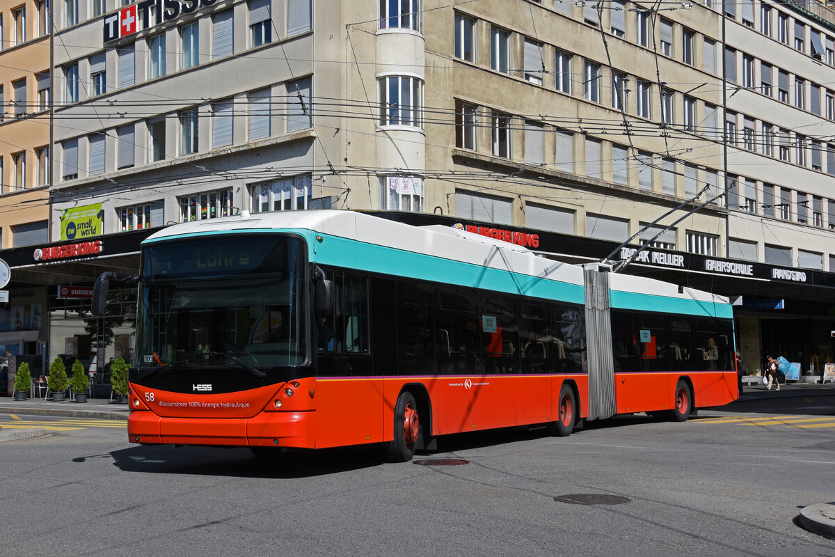 Hess Trolleybus 58, auf der Linie 1, fährt am 09.09.2022 zur Haltestelle beim Bahnhof Biel.