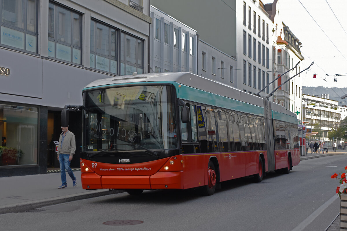 Hess Trolleybus 59, auf der Linie 1, fährt durch die Bahnhofstrasse. Die Aufnahme stammt vom 25.09.2021.