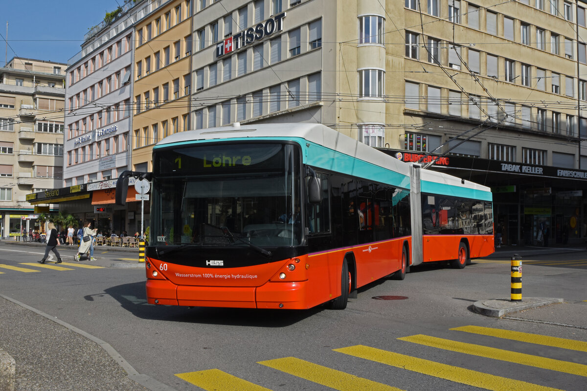 Hess Trolleybus 60, auf der Linie 1, fährt zur Haltestelle beim Bahnhof Biel. Die Aufnahme stammt vom 25.09.2021.