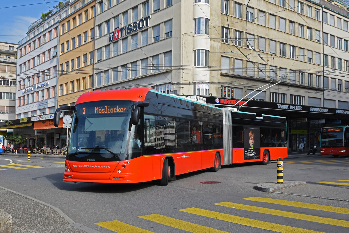 Hess Trolleybus 91, auf der Linie 3, fährt zur Haltestelle beim Bahnhof Biel. Die Aufnahme stammt vom 25.09.2021.