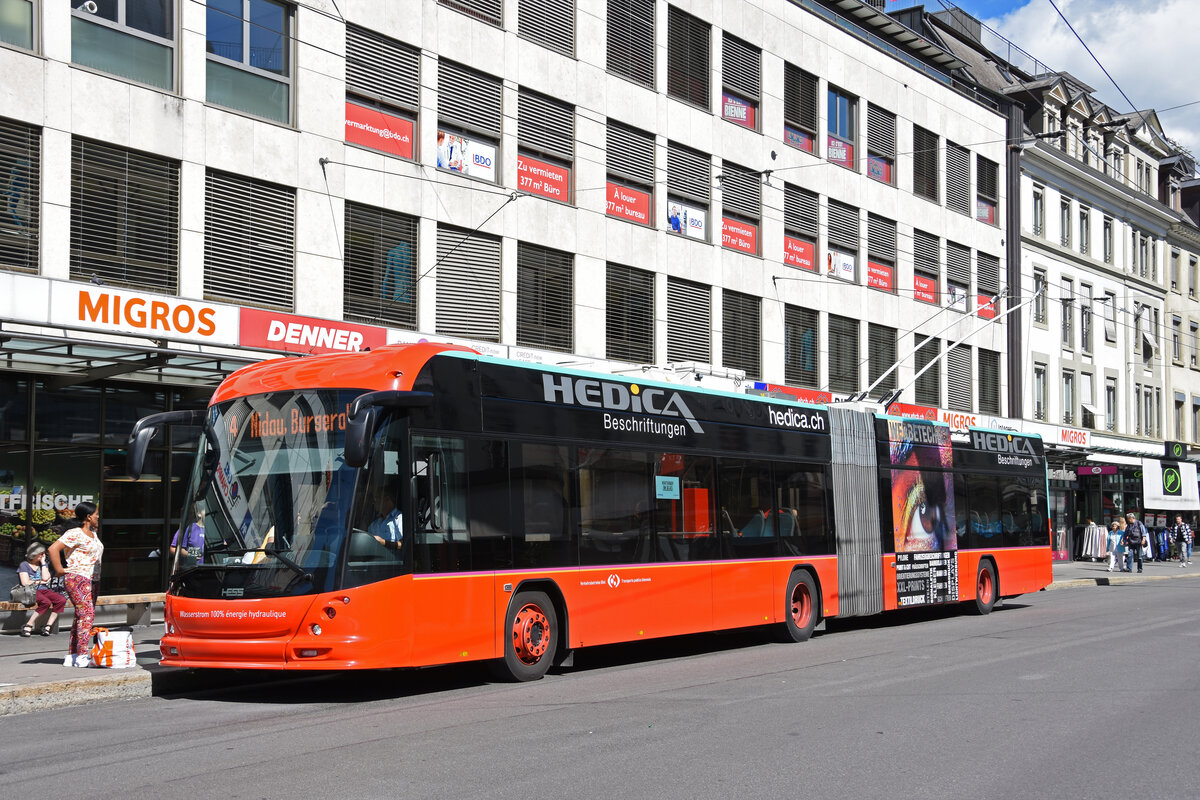 Hess Trolleybus 92, auf der Linie 4, bedient am 09.09.2022 die Haltestelle beim Guisanplatz.