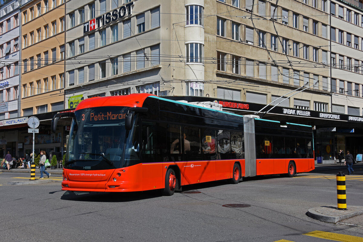 Hess Trolleybus 93, auf der Linie 3, fährt am 09.09.2022 zur Haltestelle beim Bahnhof Biel.