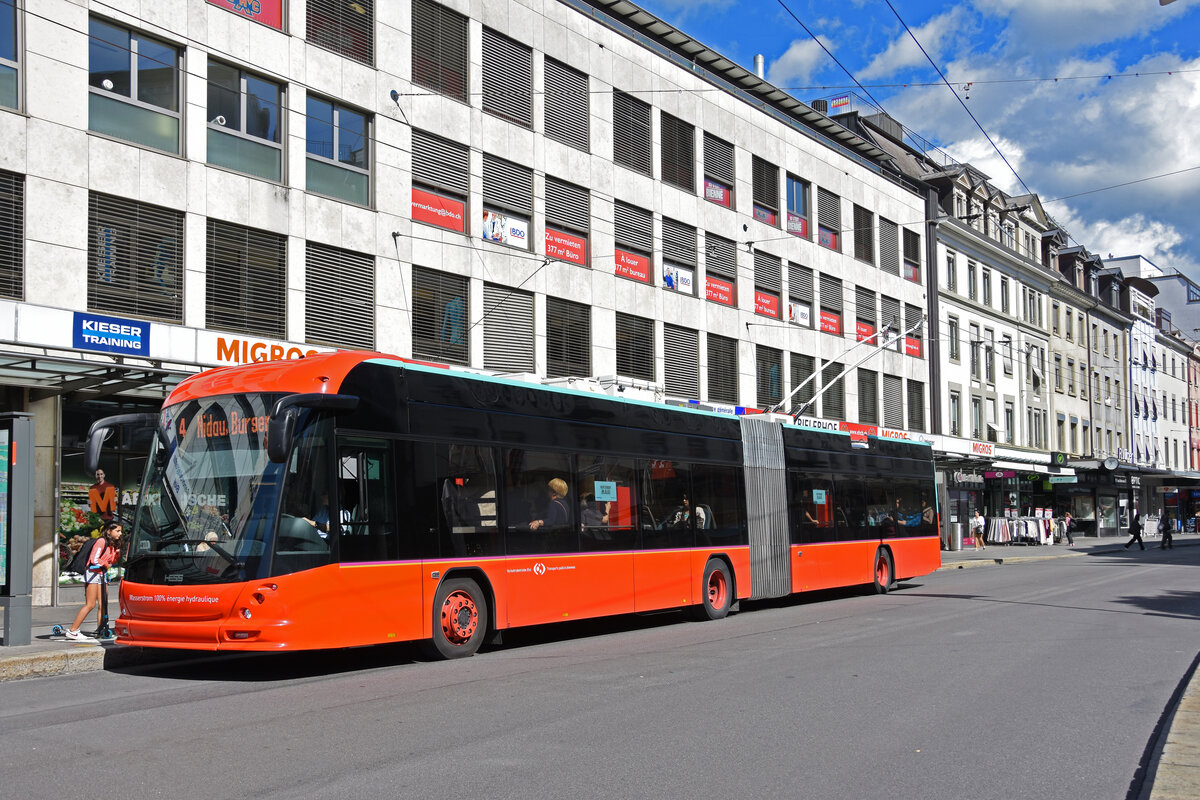 Hess Trolleybus 94, auf der Linie 4, bedient die Haltestelle beim Guisanplatz. Die Aufnahme stammt vom 09.09.2022.