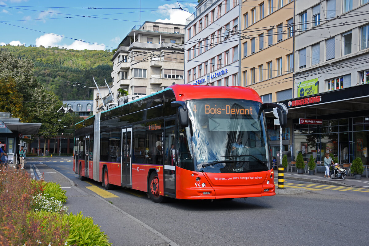 Hess Trolleybus 94, auf der Linie 4, verlässt am 09.09.2022 die Haltestelle beim Bahnhof Biel.