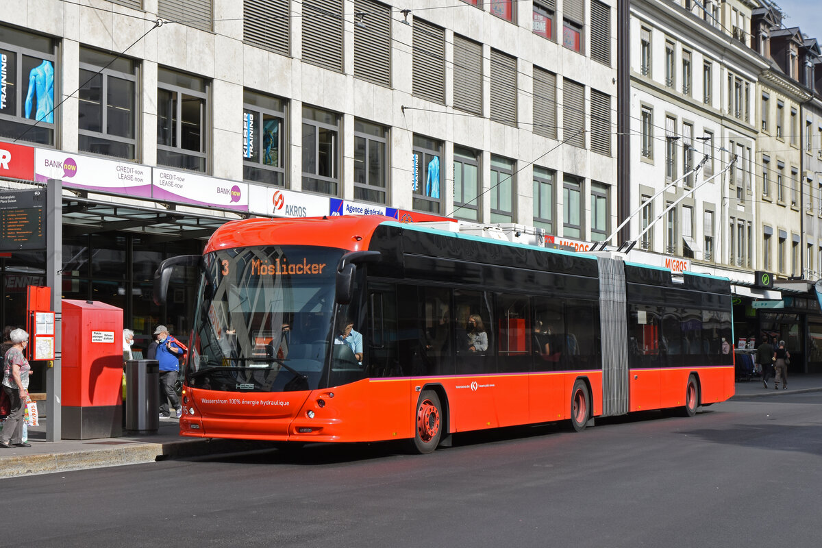 Hess Trolleybus 95, auf der Linie 3, bedient die Haltestelle beim Guisan Platz. Die Aufnahme stammt vom 25.09.2021.