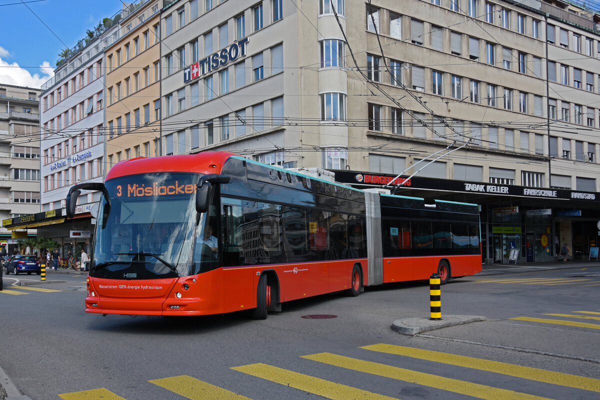 Hess Trolleybus 95, auf der Linie 3 fährt am 09.09.2022 bei der Haltestelle am Bahnhof Biel ein.