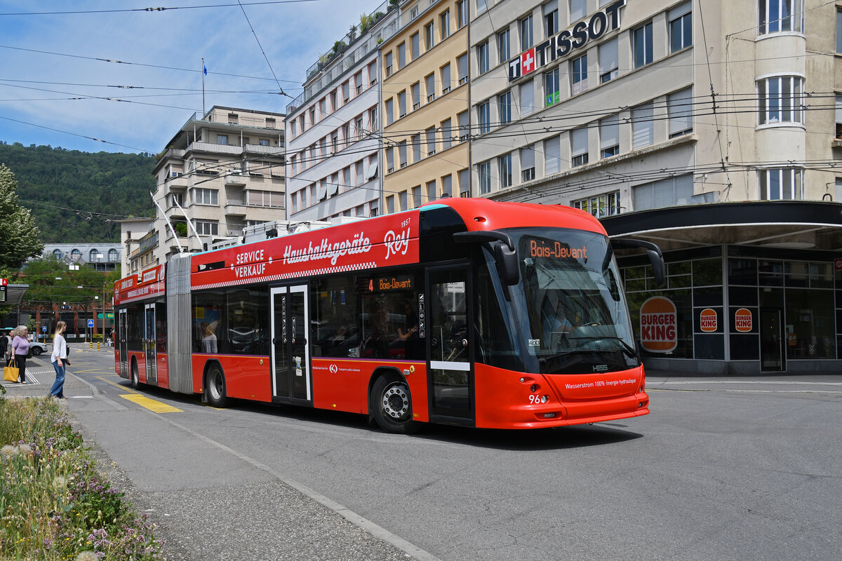 Hess Trolleybus 96, auf der Linie 4, verl�sst am 08.06.2026 die Haltestelle beim Bahnhof Biel.