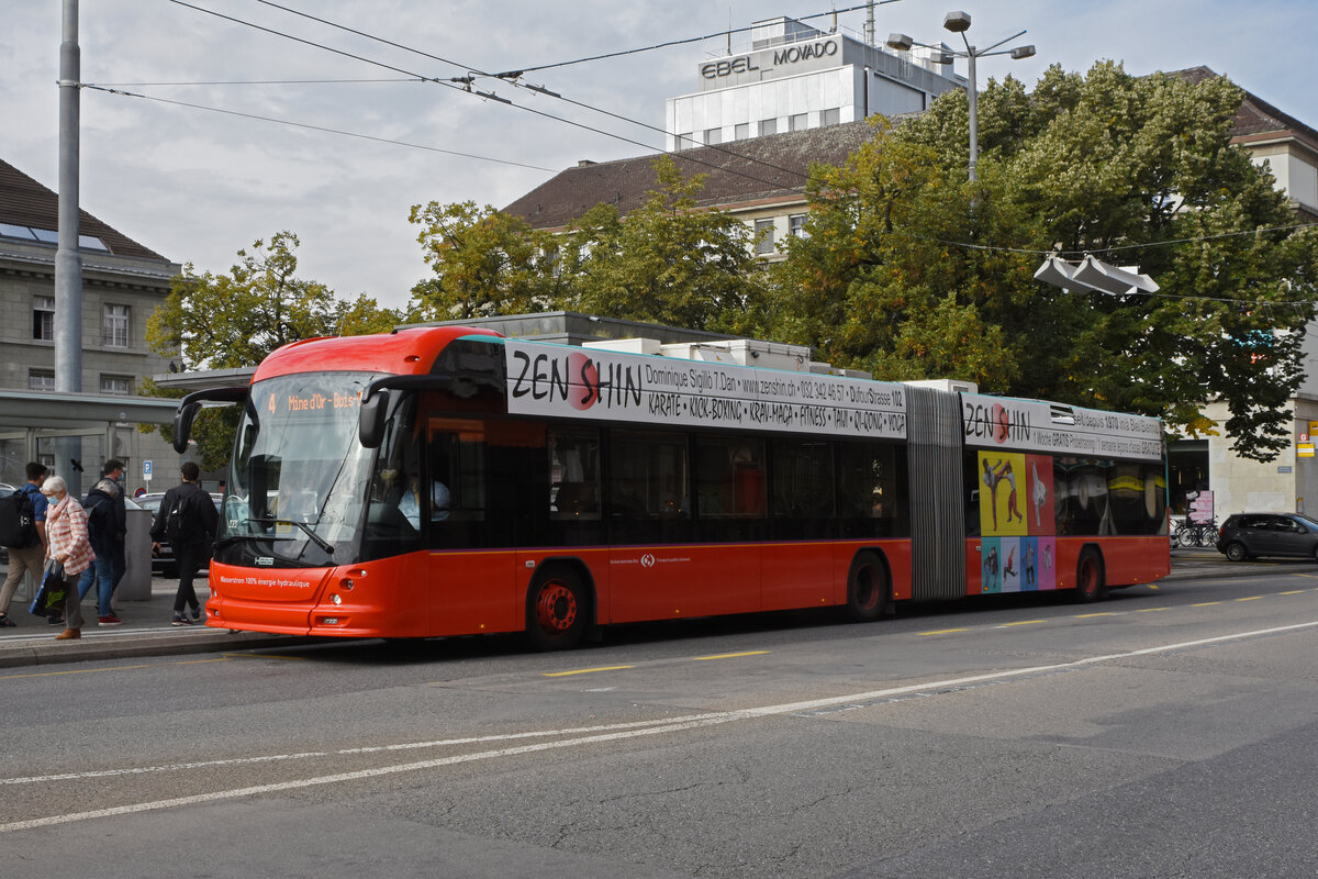Hess Trolleybus 97, auf der Linie 4, bedient die Haltestelle beim Bahnhof Biel. Die Aufnahme stammt vom 25.09.2021.