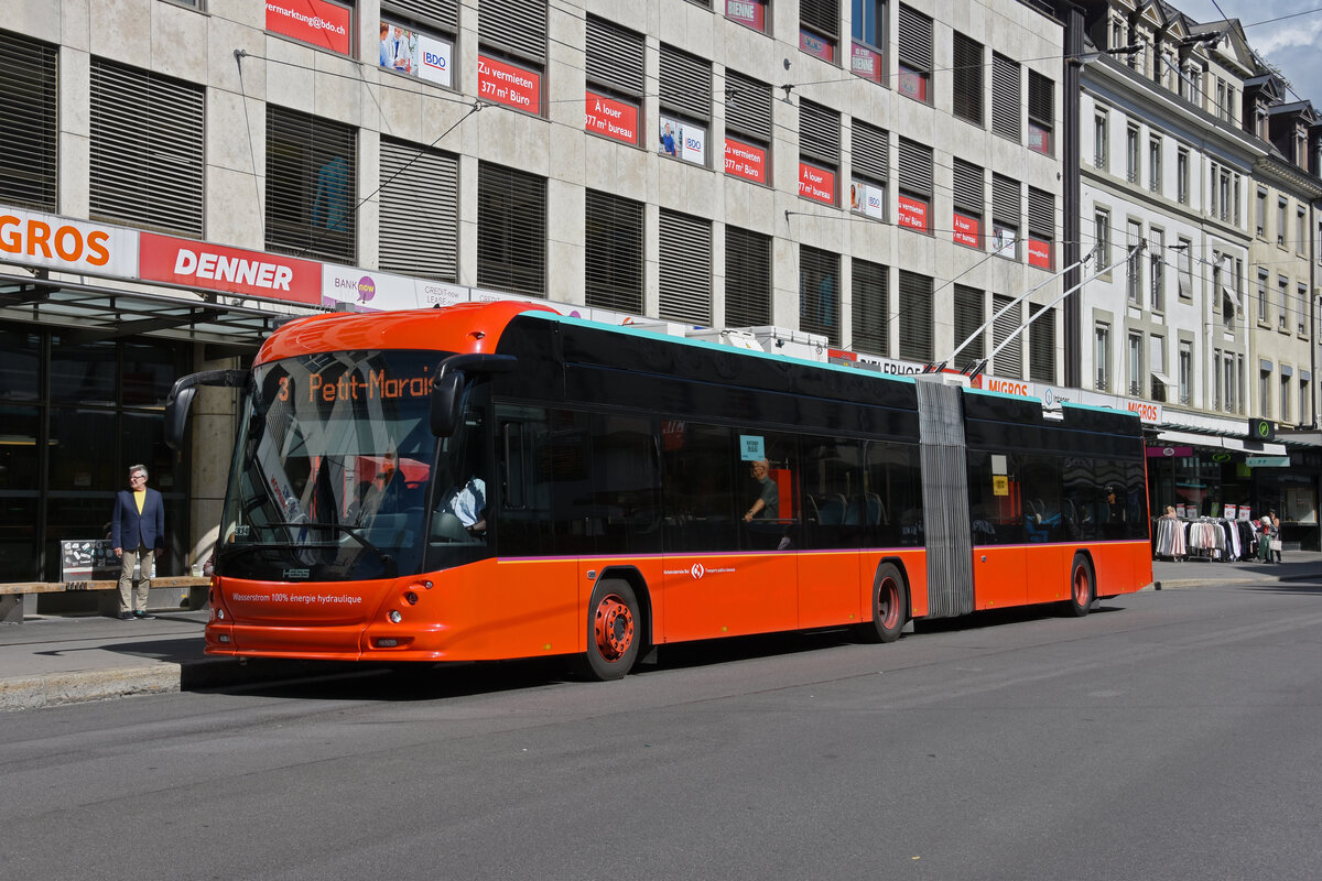 Hess Trolleybus 97, auf der Linie 3, bedient am 09.09.2022 die Haltestelle beim Guisanplatz.