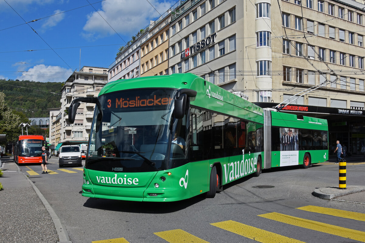 Hess Trolleybus 98, auf der Linie 3, fährt am 09.09.2022 zur Haltestelle beim Bahnhof Biel.