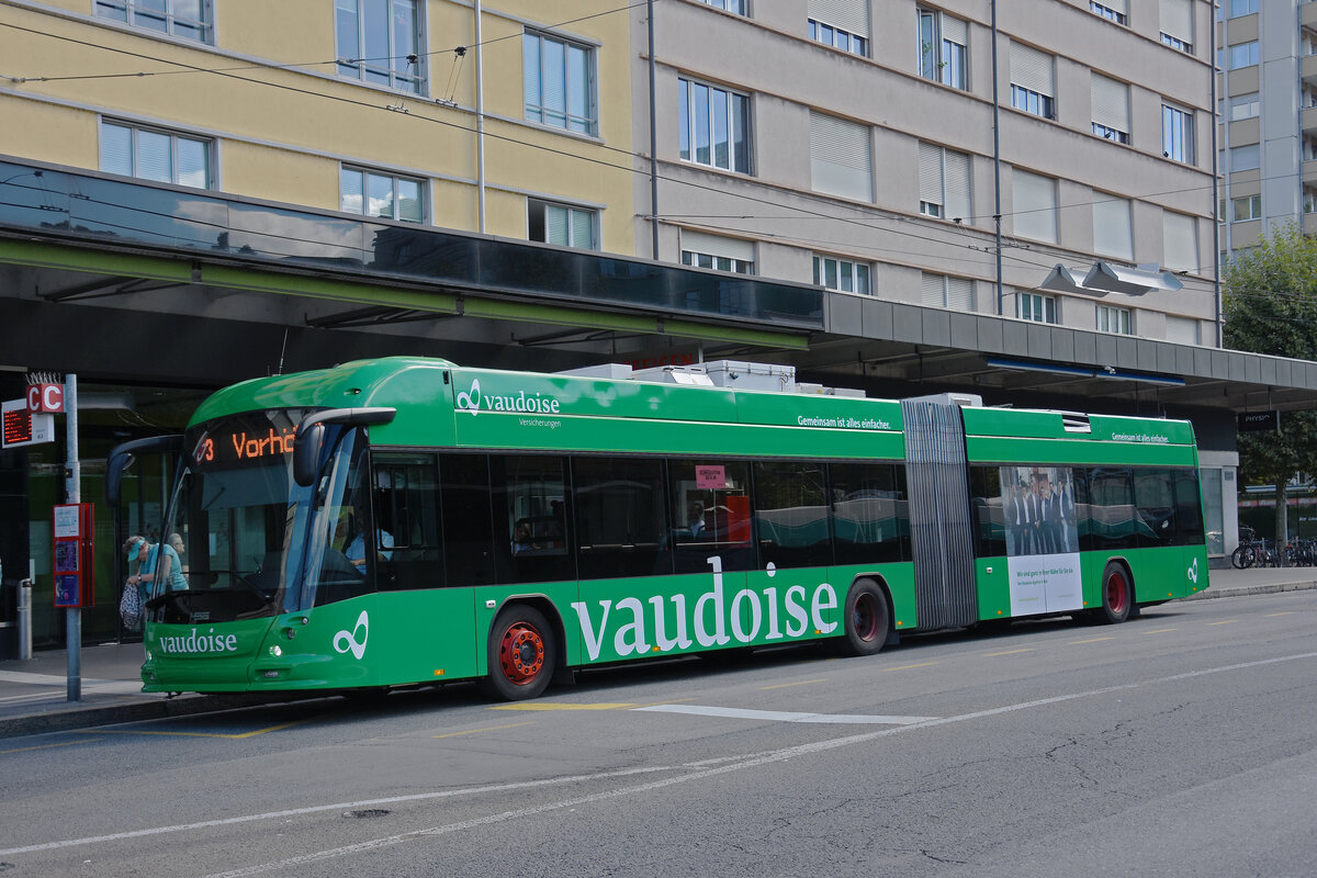 Hess Trolleybus 98 mit der Vaudoise Werbung, auf der Linie 3, bedient am 09.09.2022 die Haltestelle beim Bahnhof Biel.